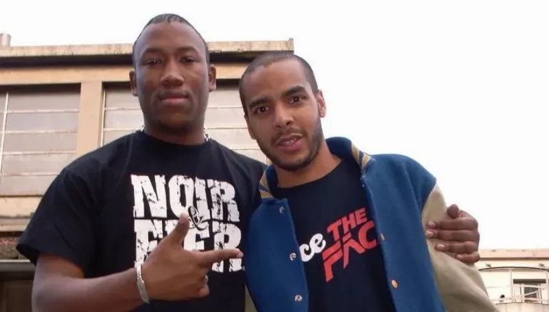 Famille de générations différentes écoutant l’héritage de la chanson française classique